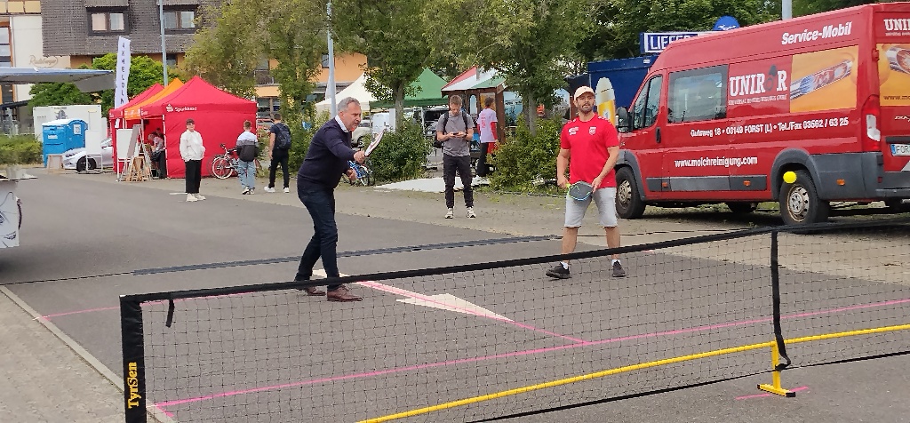 Oberbürgermeister beim Ausprobieren von Pickleball