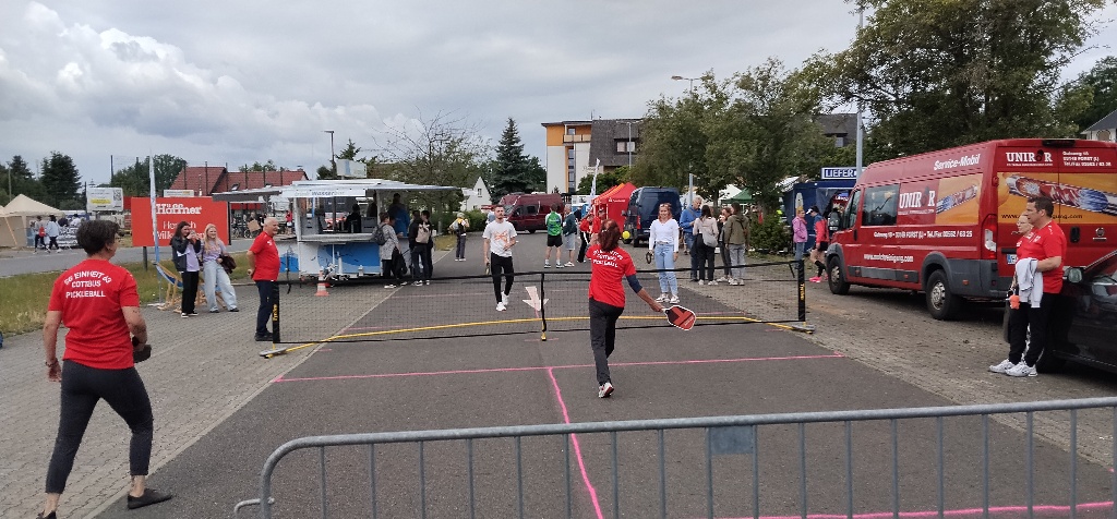 Menschen beim Pickleball